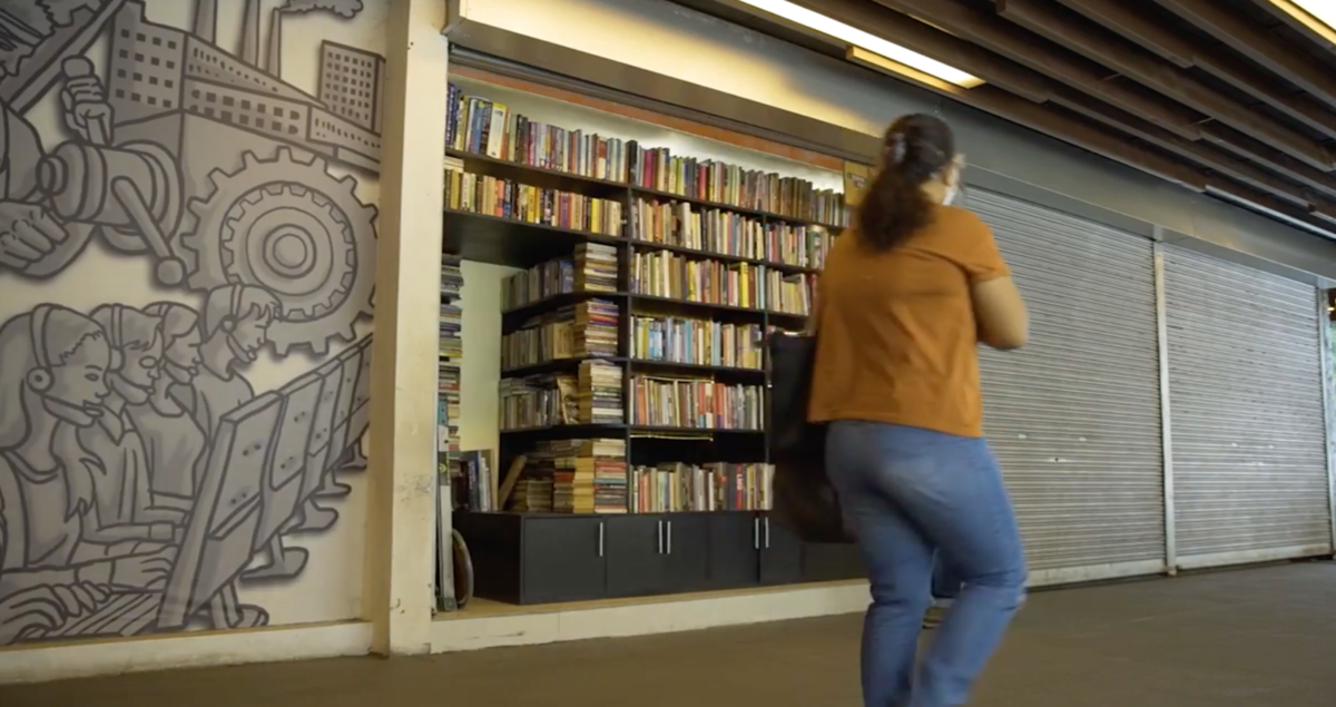 Books from Underground店舗前の外観写真。地下通路の入り口付近