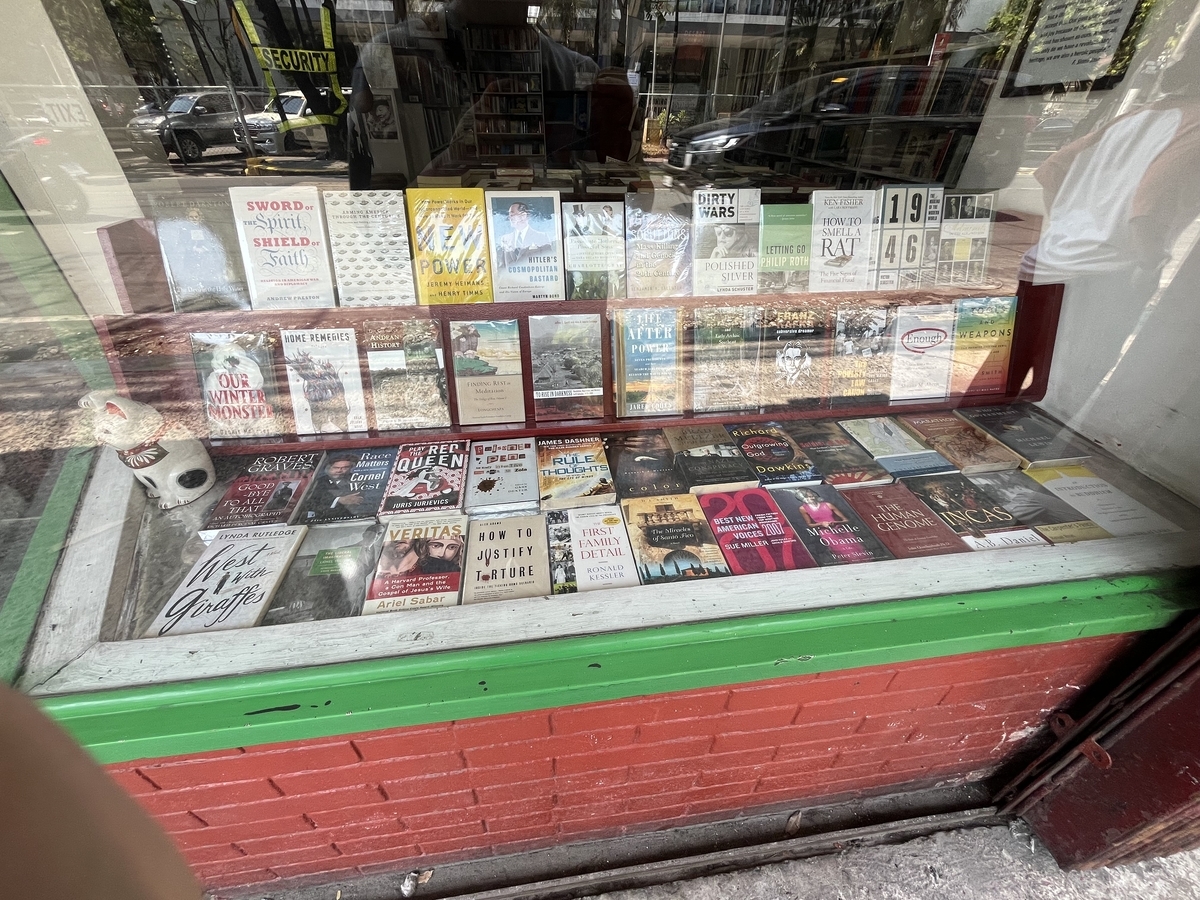 Solidaridad Bookshop内の棚。フィリピニアーナと洋書が混在している