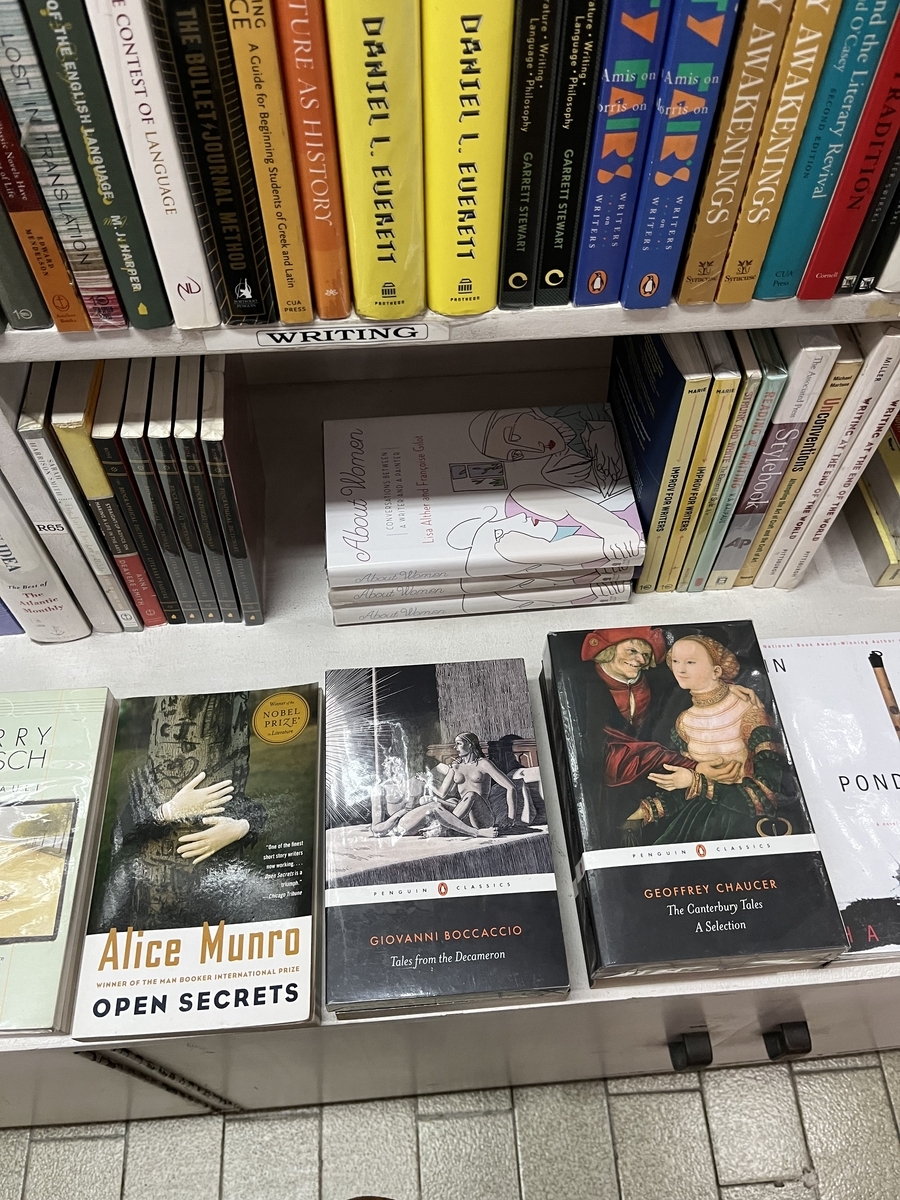 Solidaridad内の洋書クラシックコーナー。背表紙が色あせた古い版も並ぶ