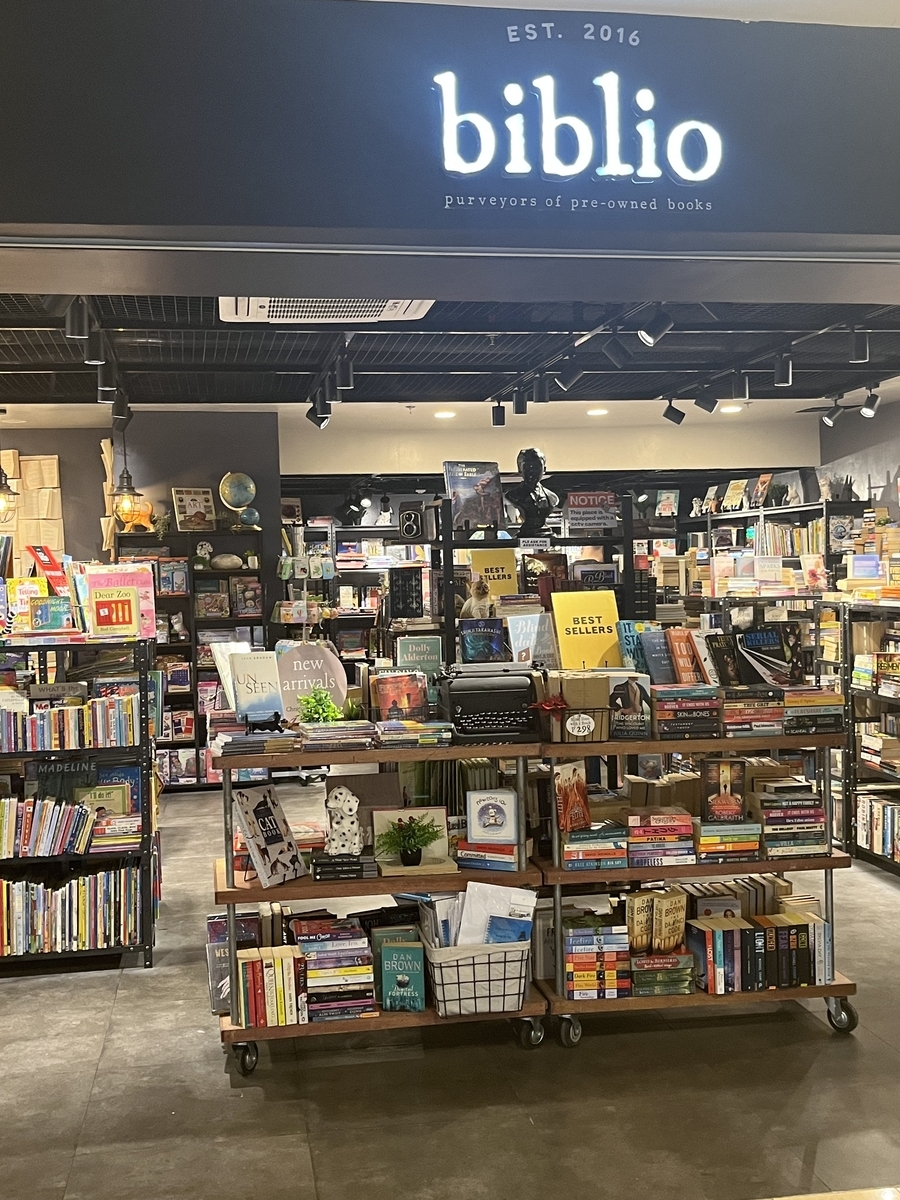 Biblioの店舗外観。「purveyors of pre-owned books」の文字が入った落ち着いた看板