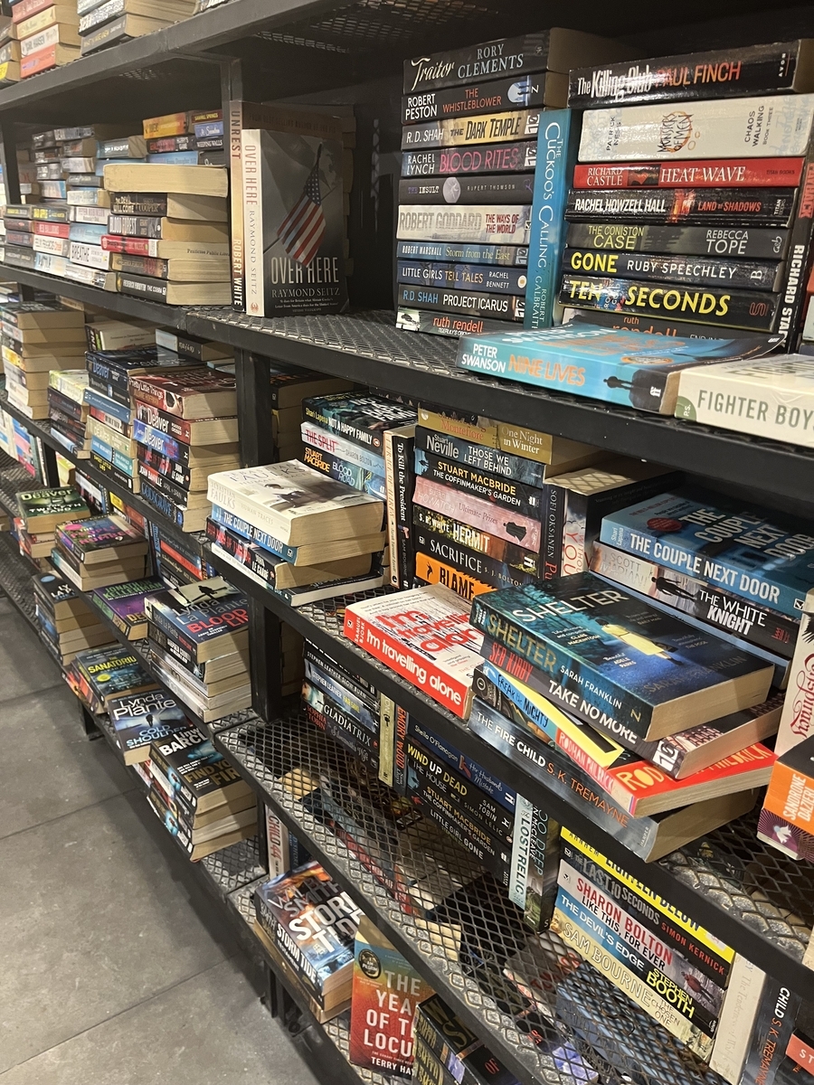 Biblioの店内。整然と並んだ輸入中古本。インテリア雑貨も一緒に展示されている