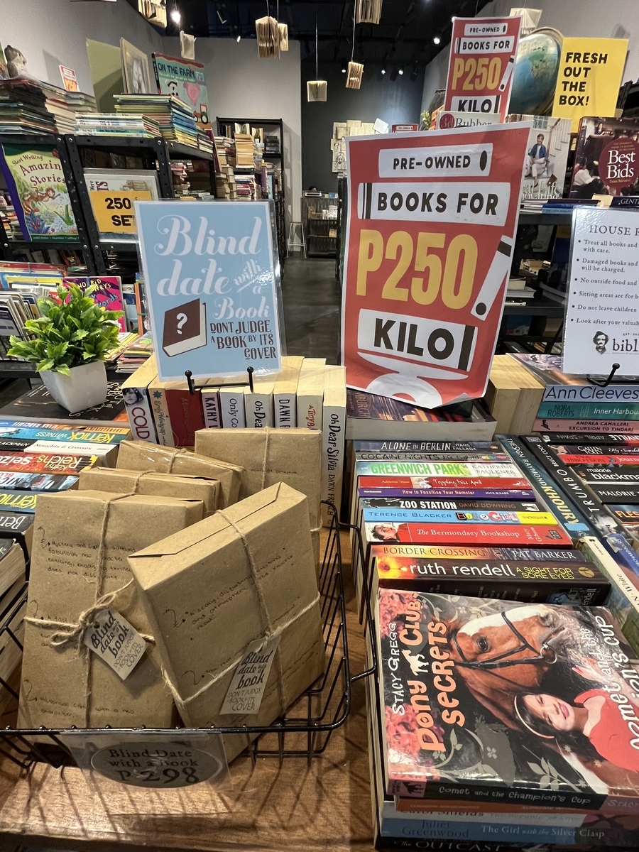 Biblio SM Mall Grand Central セールコーナーとBlind Date with a Book