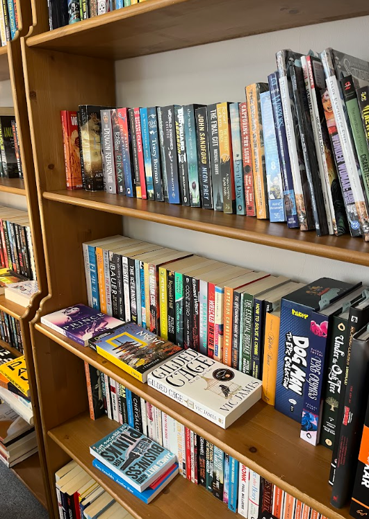 THE LITTLE BOOKSHOP TOKYO 店内の小説コーナー（洋書）