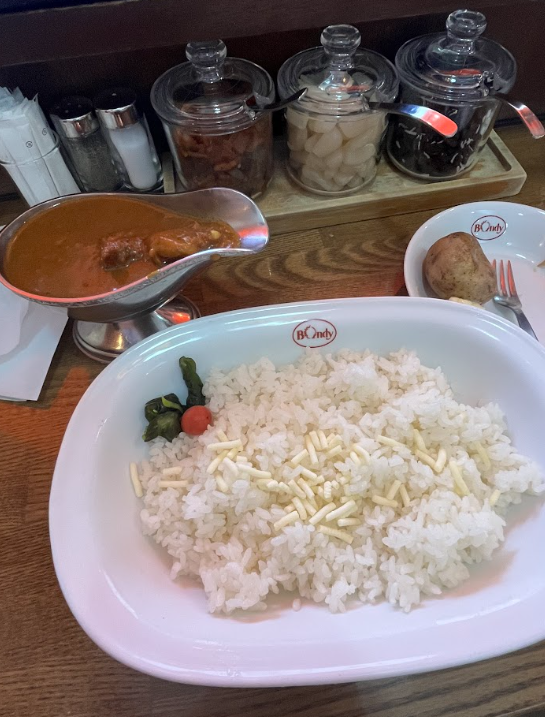 ボンディのカレー。ご飯の上にチーズがのっている