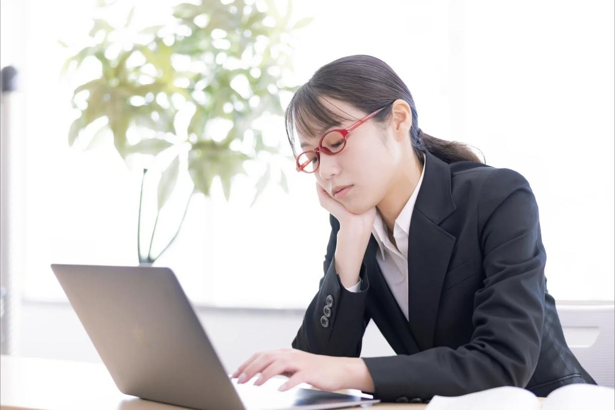 参考書を読みながらウトウトと眠気に襲われる受験生のイメージ