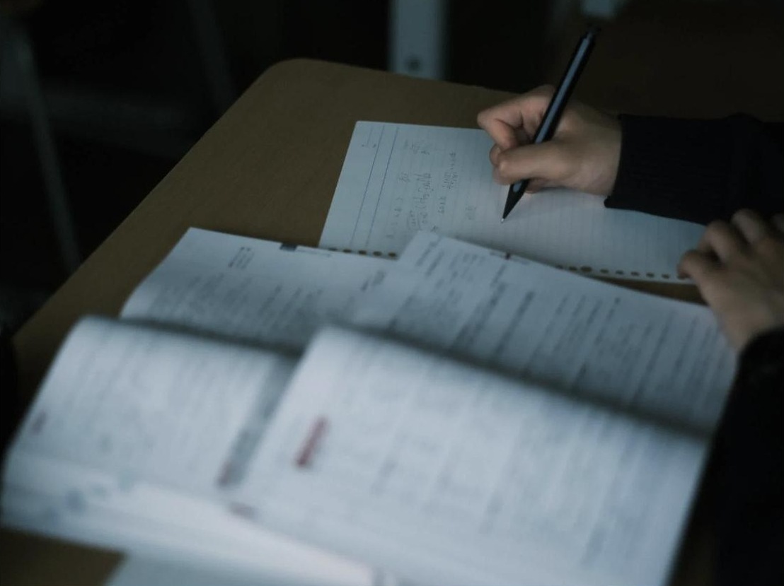 ノートに書き込みながら問題演習をしている様子
