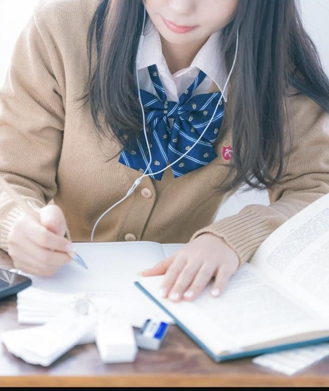 参考書を使って試験対策の勉強をしている様子
