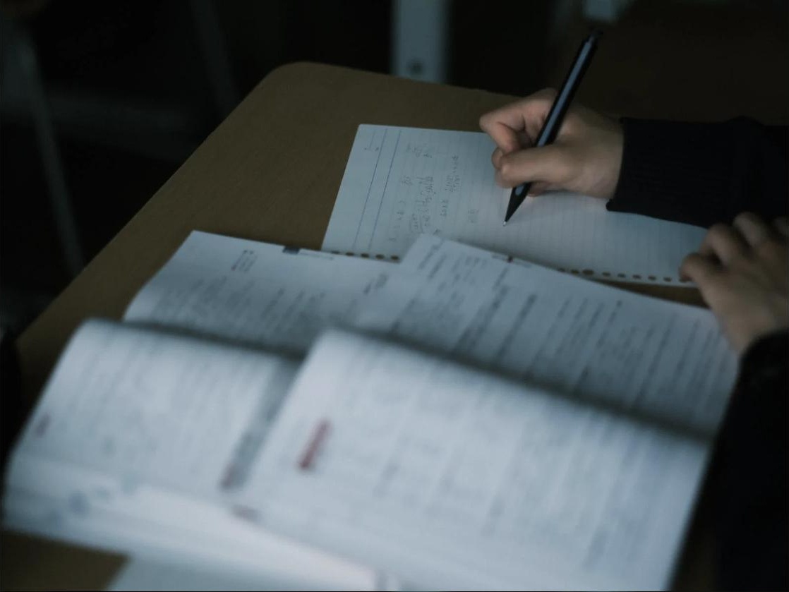 ノートに書き込みながら勉強する様子