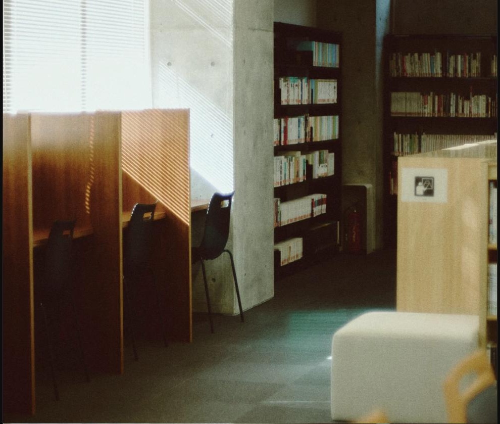 図書室の書架と自習スペース