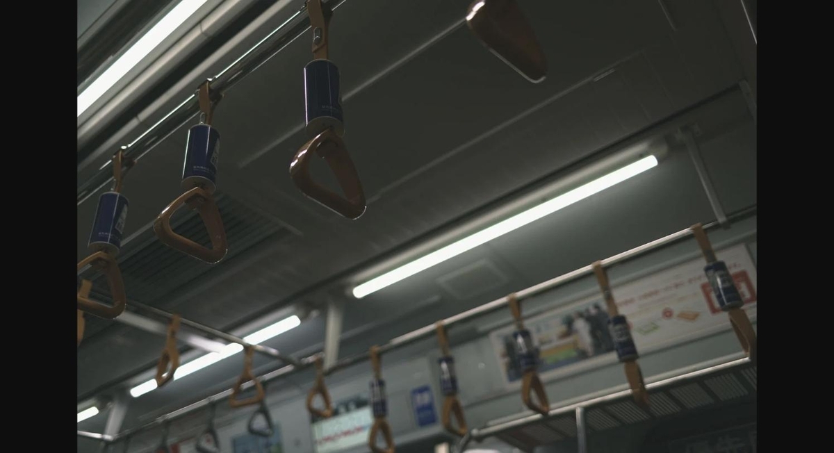 都会の電車内に並ぶつり革