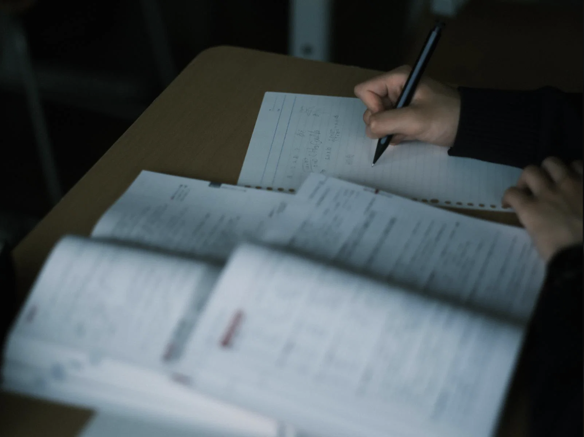 ノートとシャープペンシルで勉強する受験生