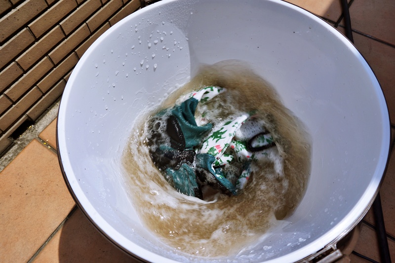 バケツ型洗濯機で洗浄中の水流の勢いが分かる様子