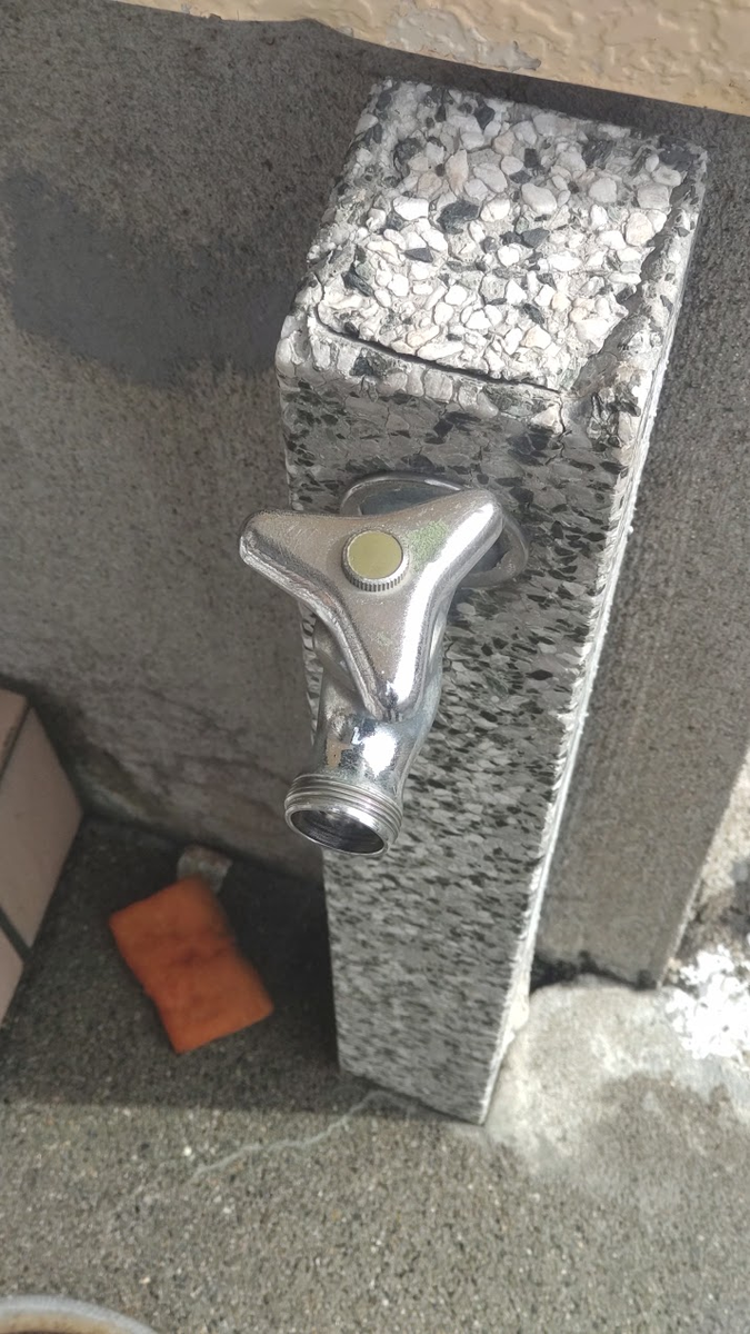 パイプをはずした蛇口の画像