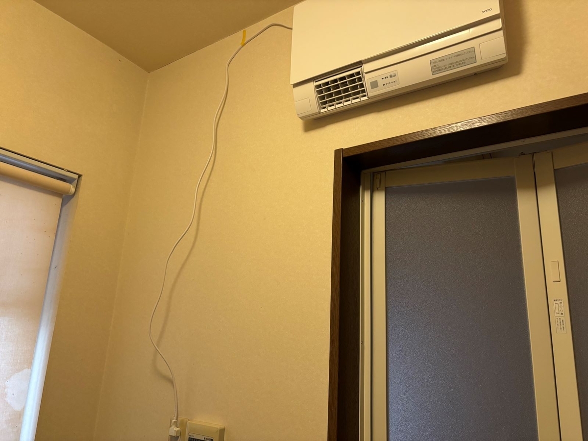 とっても暖か】洗面所暖房器TOTO TYR340Sを取り付けました とっても暖か】洗面所暖房器TOTO TYR340Sを取り付けました