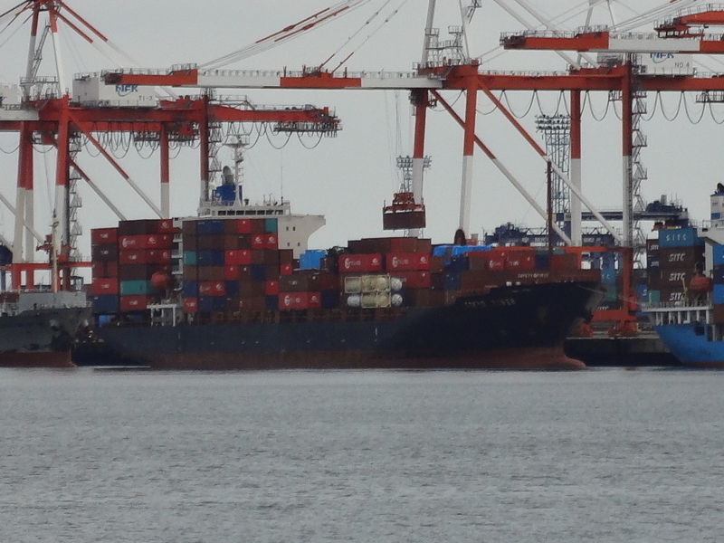 T.S.LINES のコンテナ船 TOKYO TOWER とFCバルセロナの初戦 SHIPS OF THE PORT