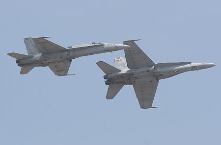 岩国オープンハウスでデモフライトを行うVFA-97のF/A-18C