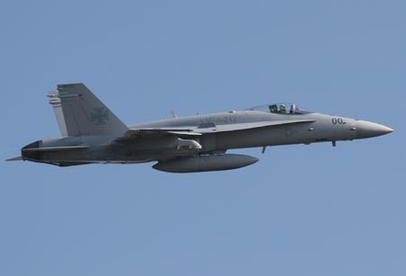 厚木を離陸するVMFA-212のF/A-18C