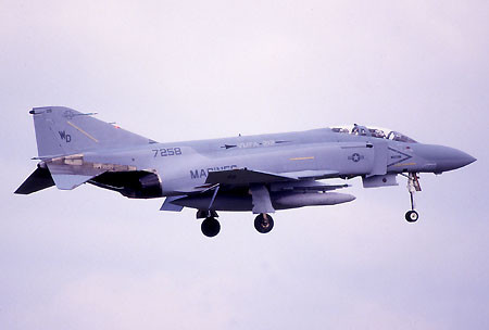 1987年　厚木にアプローチするVMFA-212のF-4S