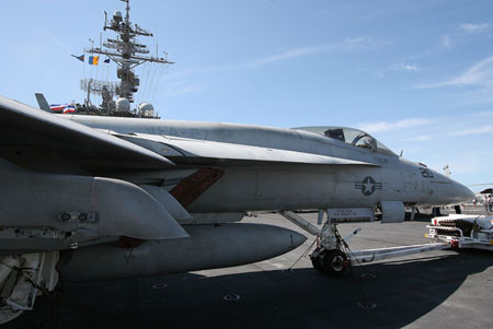 空母キティホーク艦上のF/A-18E(NF210/Bu.No.165870)