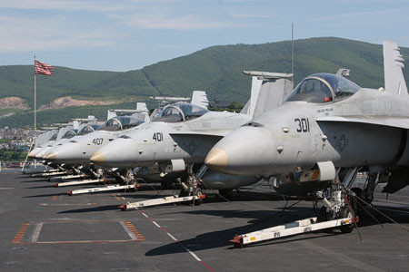 空母キティホークのフライトデッキに並ぶF/A-18C