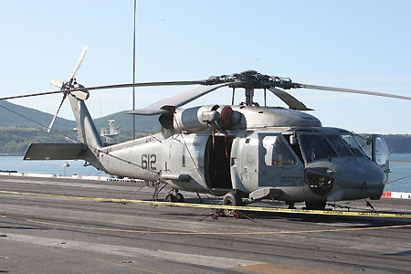 空母キティホーク艦上のSH-60F（NF612/Bu.No.164459）