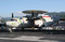 キティホーク艦上のE-2C（NF600/Bu.No.165296）
