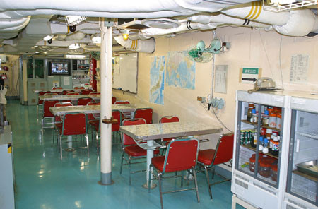 護衛艦「あさぎり」の艦内科員食堂