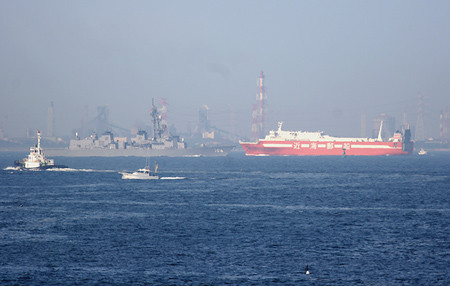 東京湾フェリーから見た浦賀水道航路を南航する護衛艦さみだれ DD106