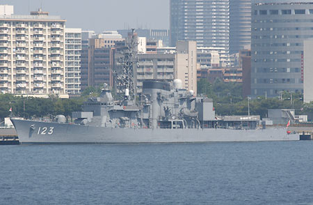 晴海埠頭に停泊する護衛艦「しらゆき」DD123