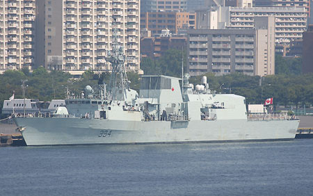 晴海埠頭に停泊するレジャイナHMCS Regina FFH334