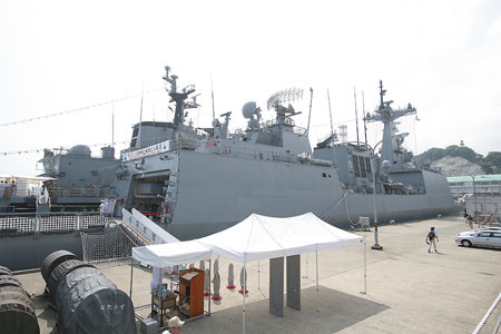 横須賀に入港した2006年韓国海軍練習艦隊