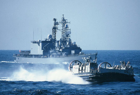 2003年観艦式でのLCAC2005号艇と護衛艦「やまゆき」DD152