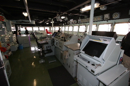 輸送艦しもきた艦橋