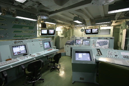 輸送艦しもきた操縦室