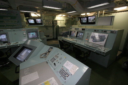 輸送艦しもきた操縦室