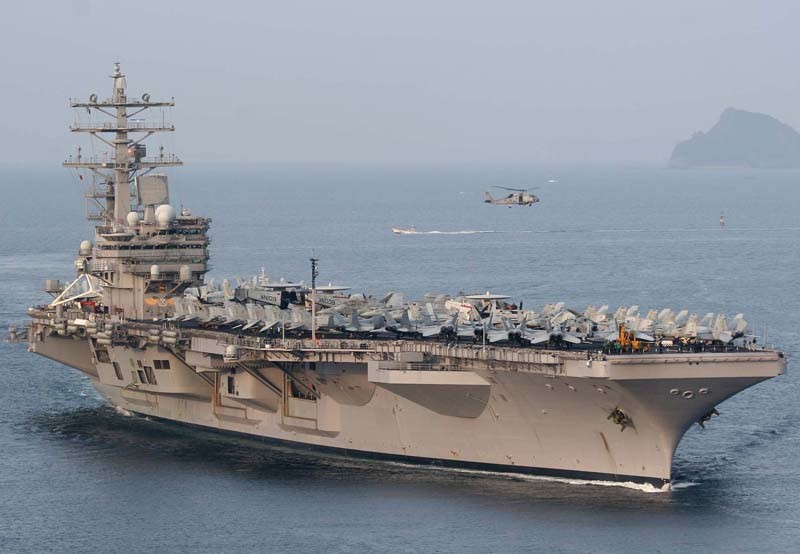 佐世保に入港する空母ロナルド・レーガンUSS Ronald Reagan CVN-76