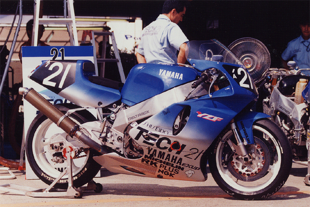 1990年鈴鹿８耐のヤマハYZF750 TECH21#21号車