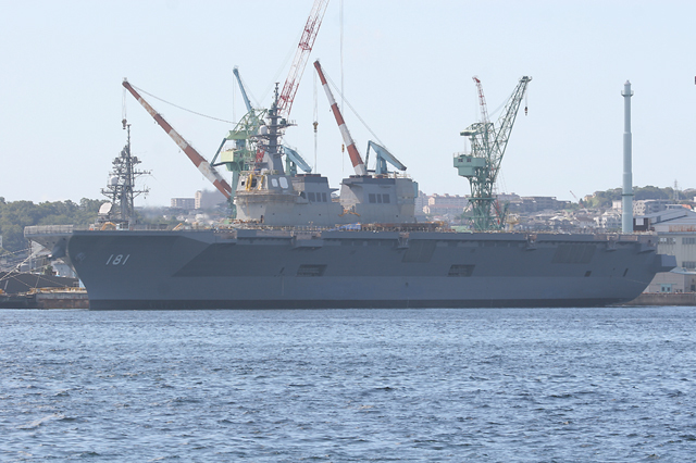艤装中の護衛艦ひゅうがDDH181　2007年９月21日