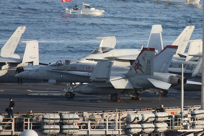 空母ニミッツ艦上のVMFA-232のF/A-18A(NH301)