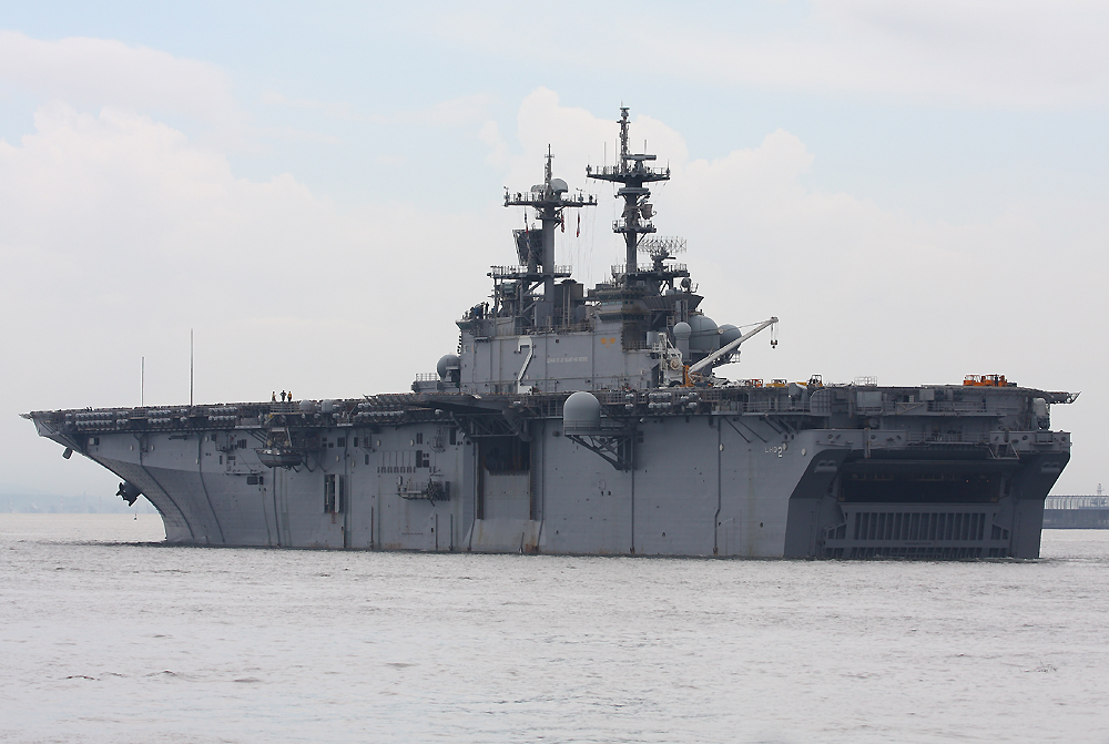 世界陸上　tubasa　tubasa様以外購入無効 タラワ級強襲揚陸艦 - Wikipedia