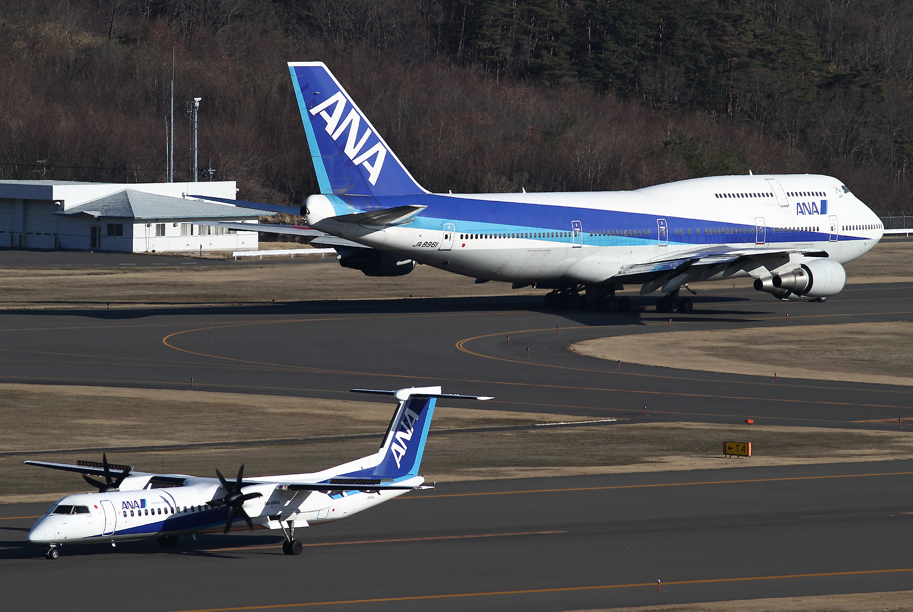 個別「[飛行機]2014年3月15日福島空港をタキシングする全日空の747