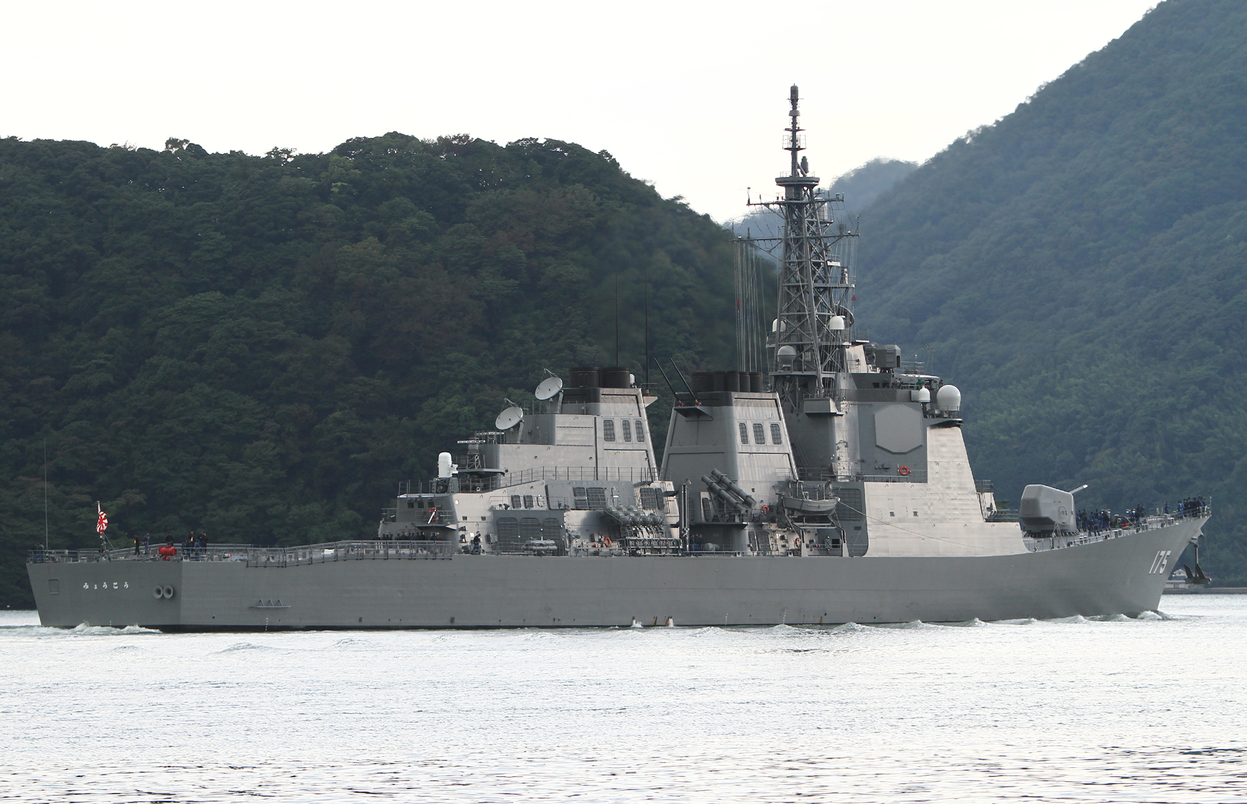 舞鶴を出港するミサイル護衛艦みょうこうJS Myoko DDG175