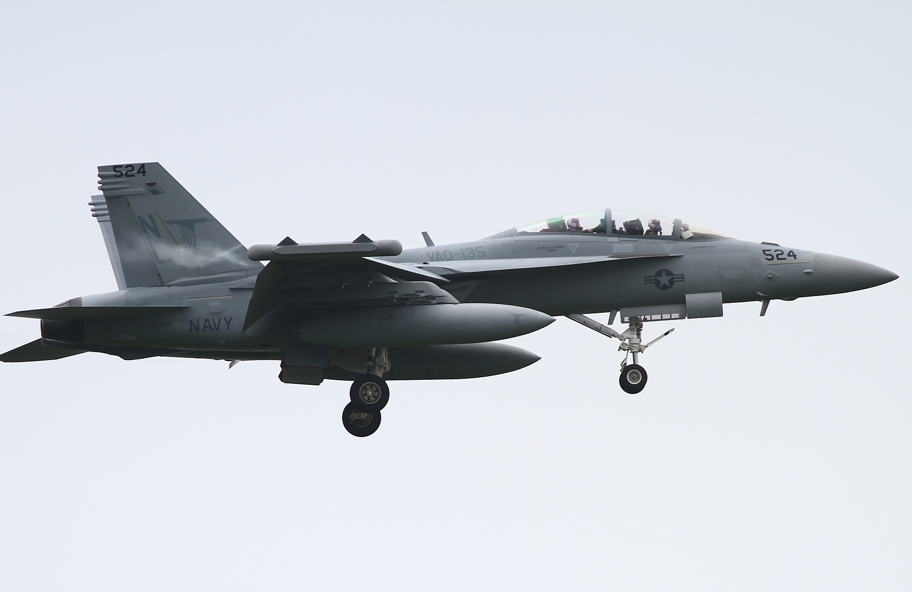 2015年７月20日　三沢に着陸するVAQ-135のEA-18G(NL524/Bu.No.166944)