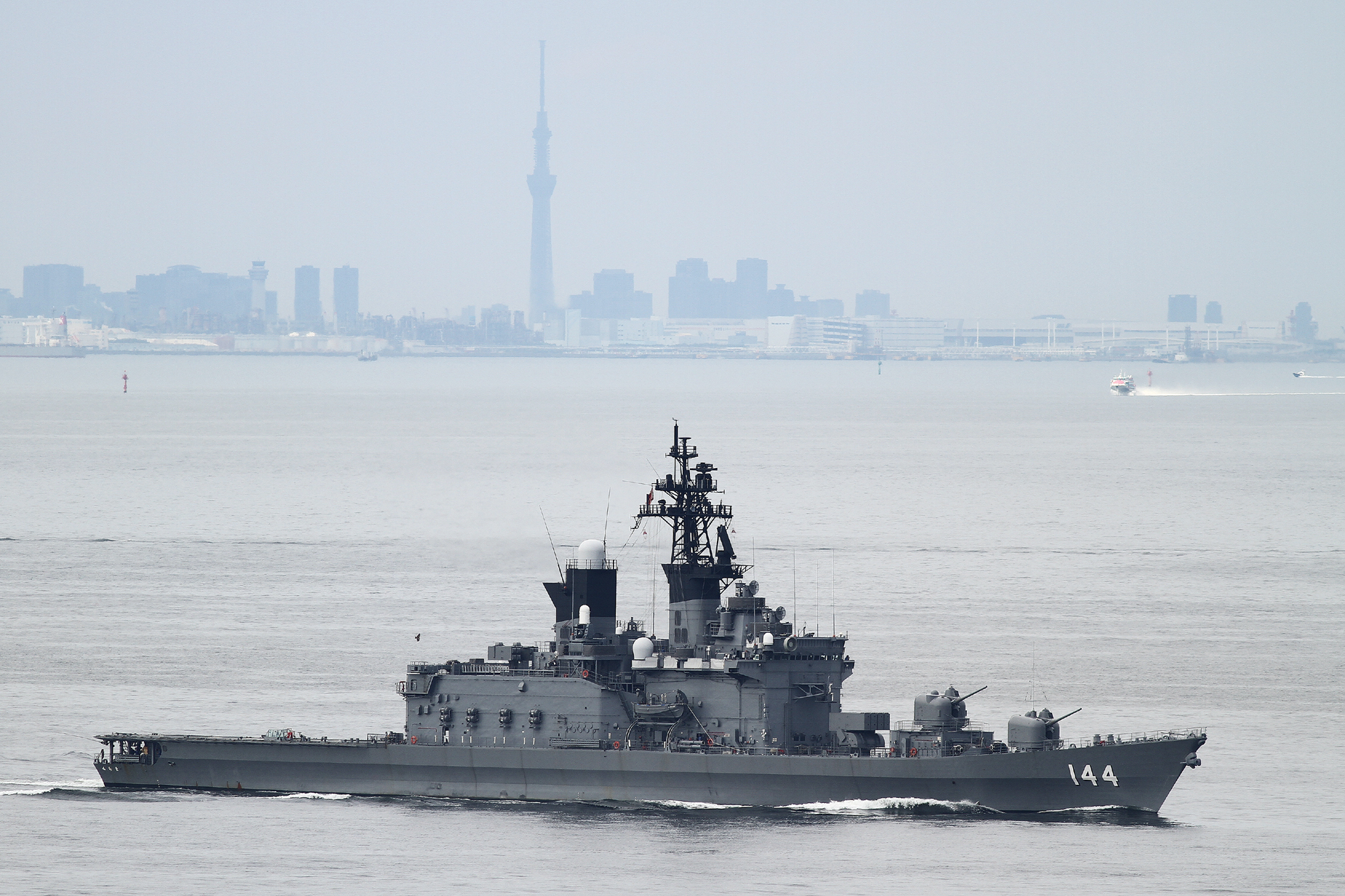 2016年６月14日　浦賀水道航路を南航する護衛艦くらまJS Kurama DDH144