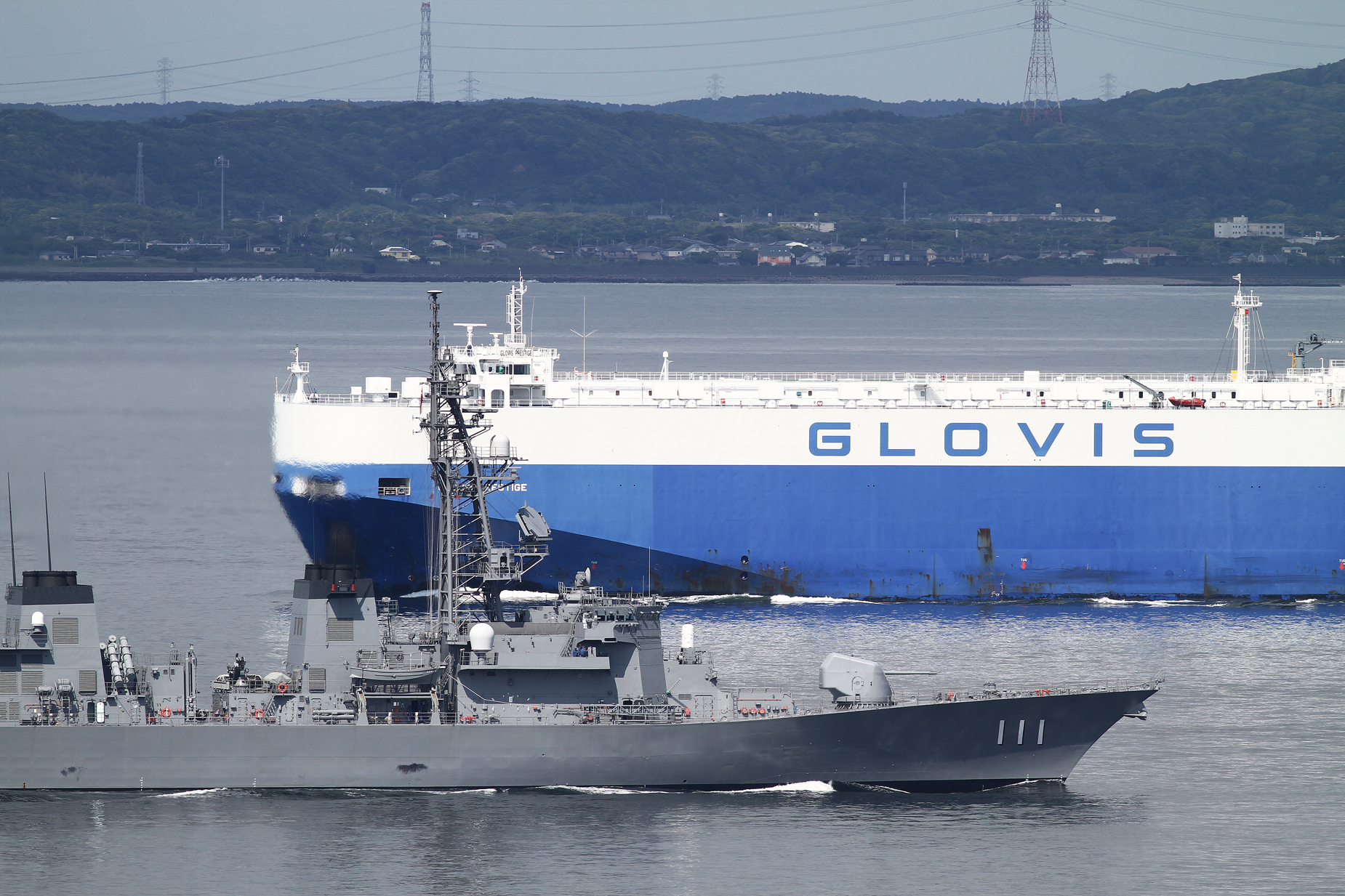 自動車運搬船GLOVIS PRESTIGEとすれ違う護衛艦おおなみJS Onami DD111