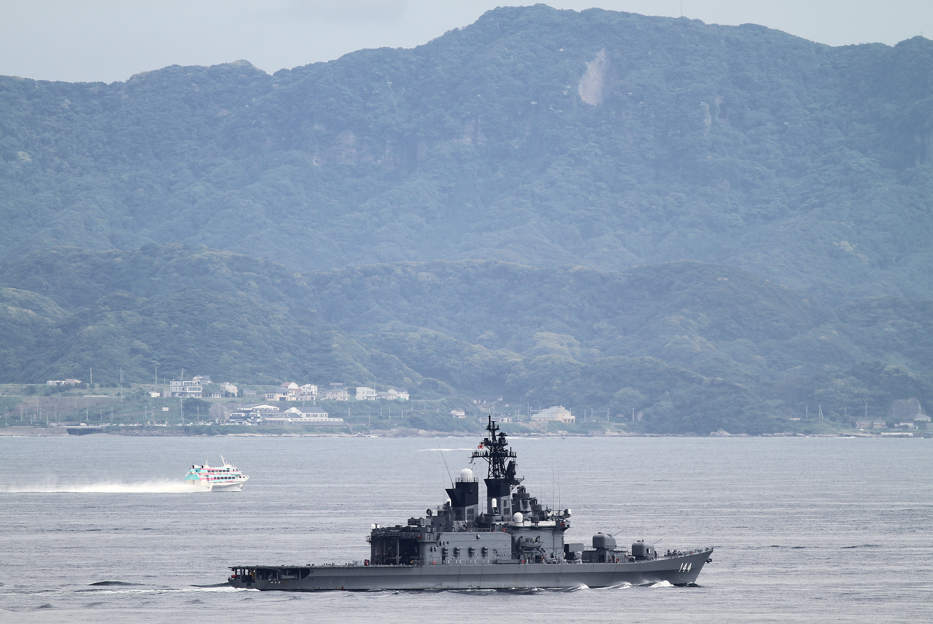 2016年６月14日　浦賀水道航路を南航する護衛艦くらまJS Kurama DDH144