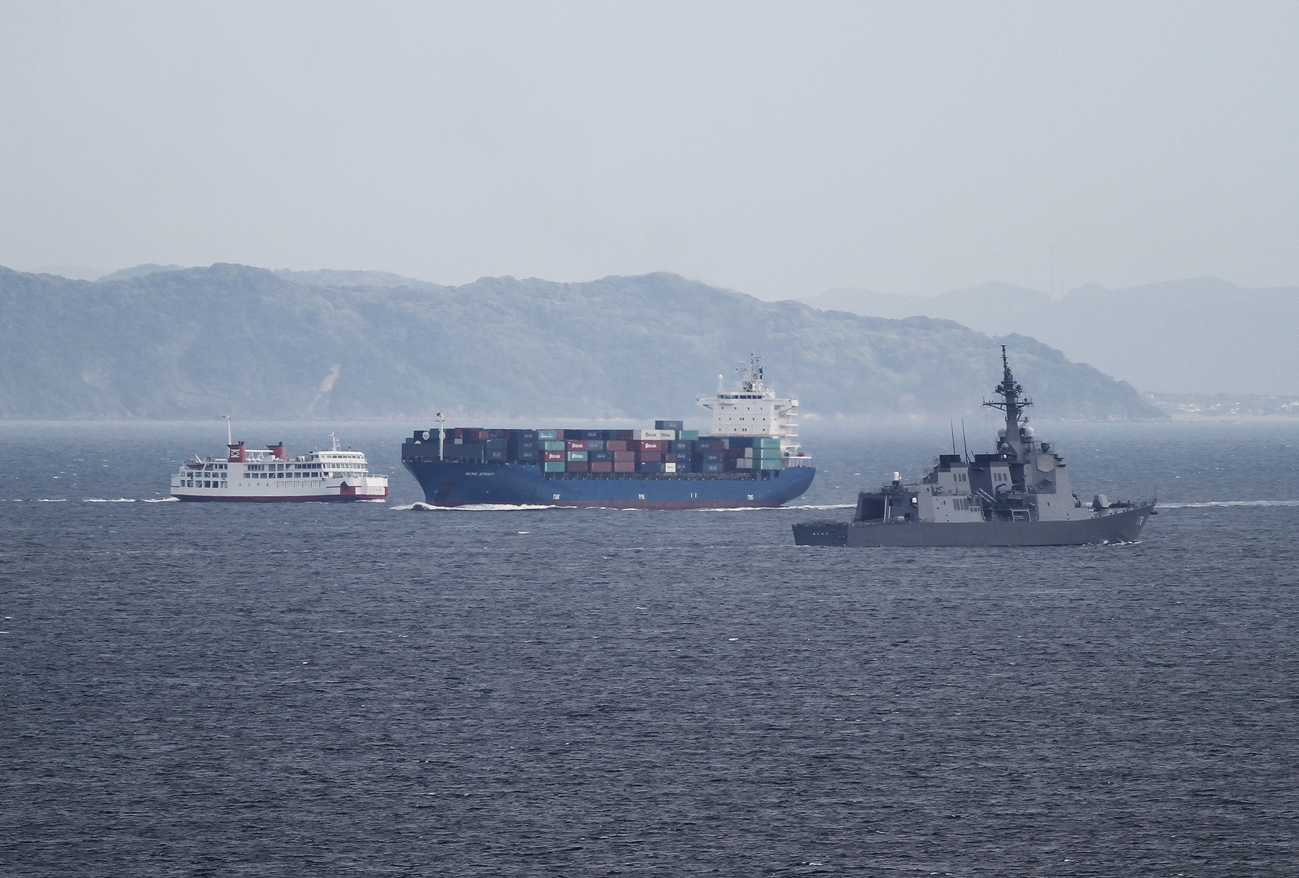 浦賀水道航路南端　護衛艦あしがら、コンテナ船、東京湾フェリーの交