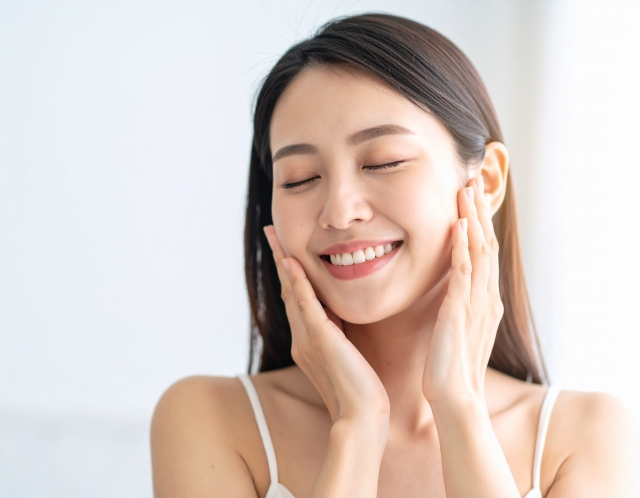 美肌治療効果に喜んでいる女性