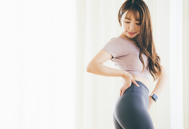 運動習慣になれ毎日の体型をチェックする女性