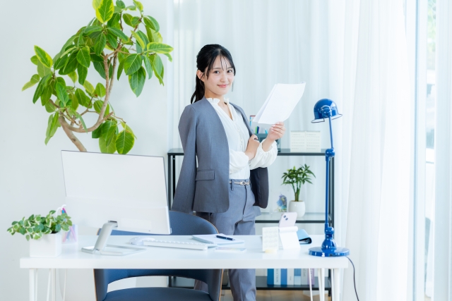 エンジニア転職が成功して、年収アップしたオフィスで笑顔の女性エンジニア